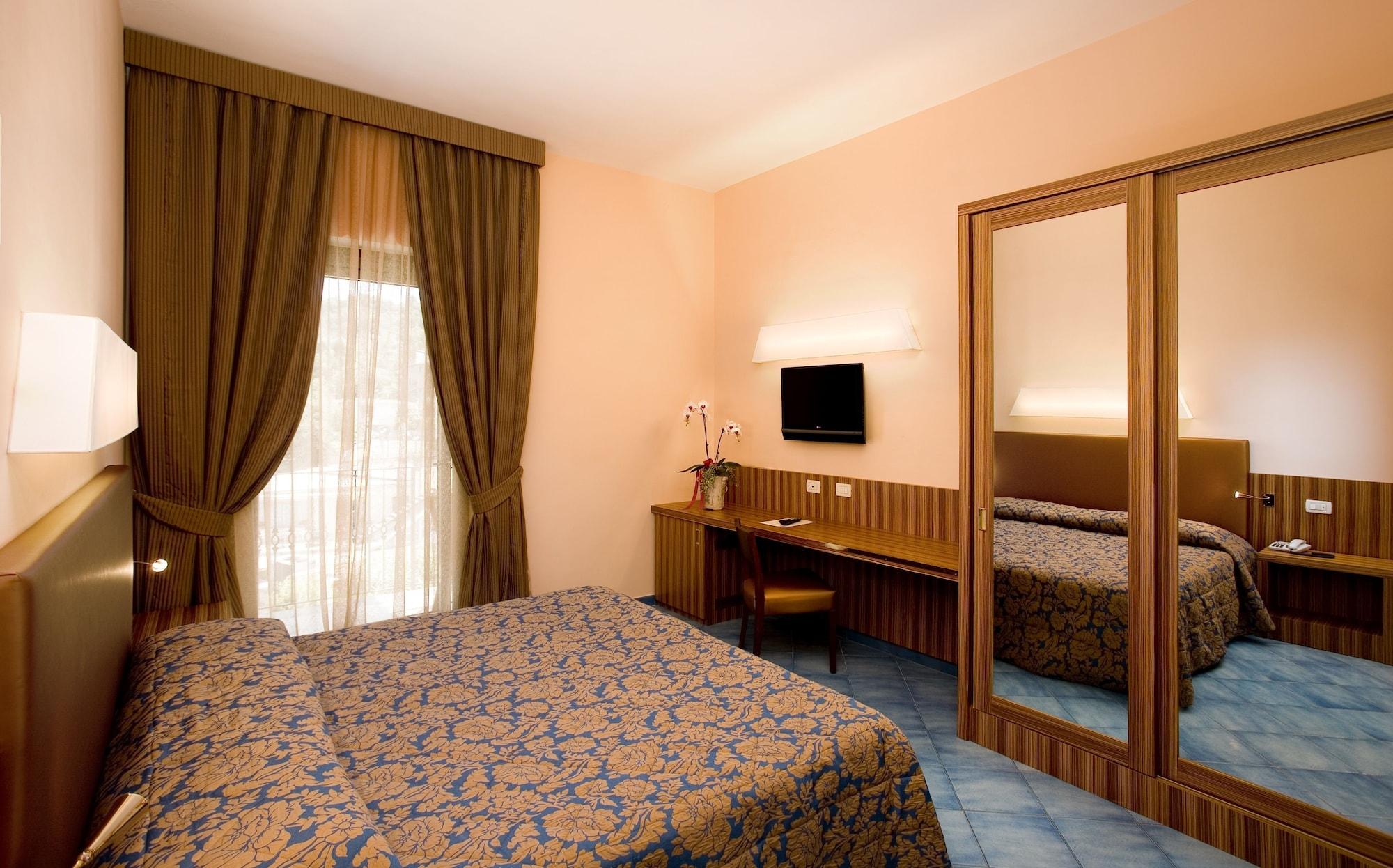 Grand Hotel Due Golfi 산트아구타수이두에골피 객실 사진