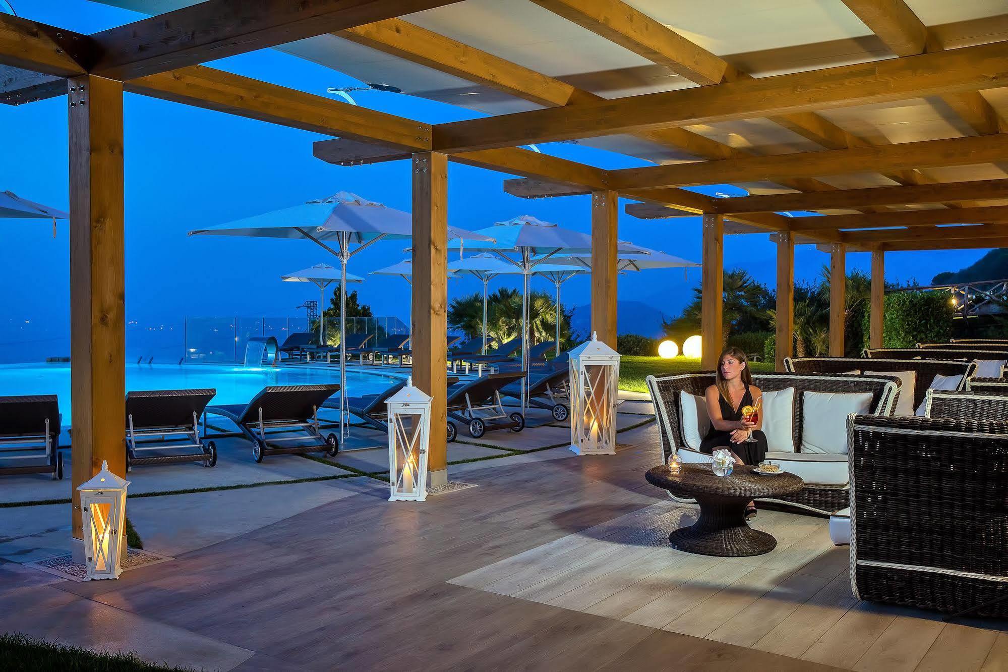 Grand Hotel Due Golfi 산트아구타수이두에골피 외부 사진